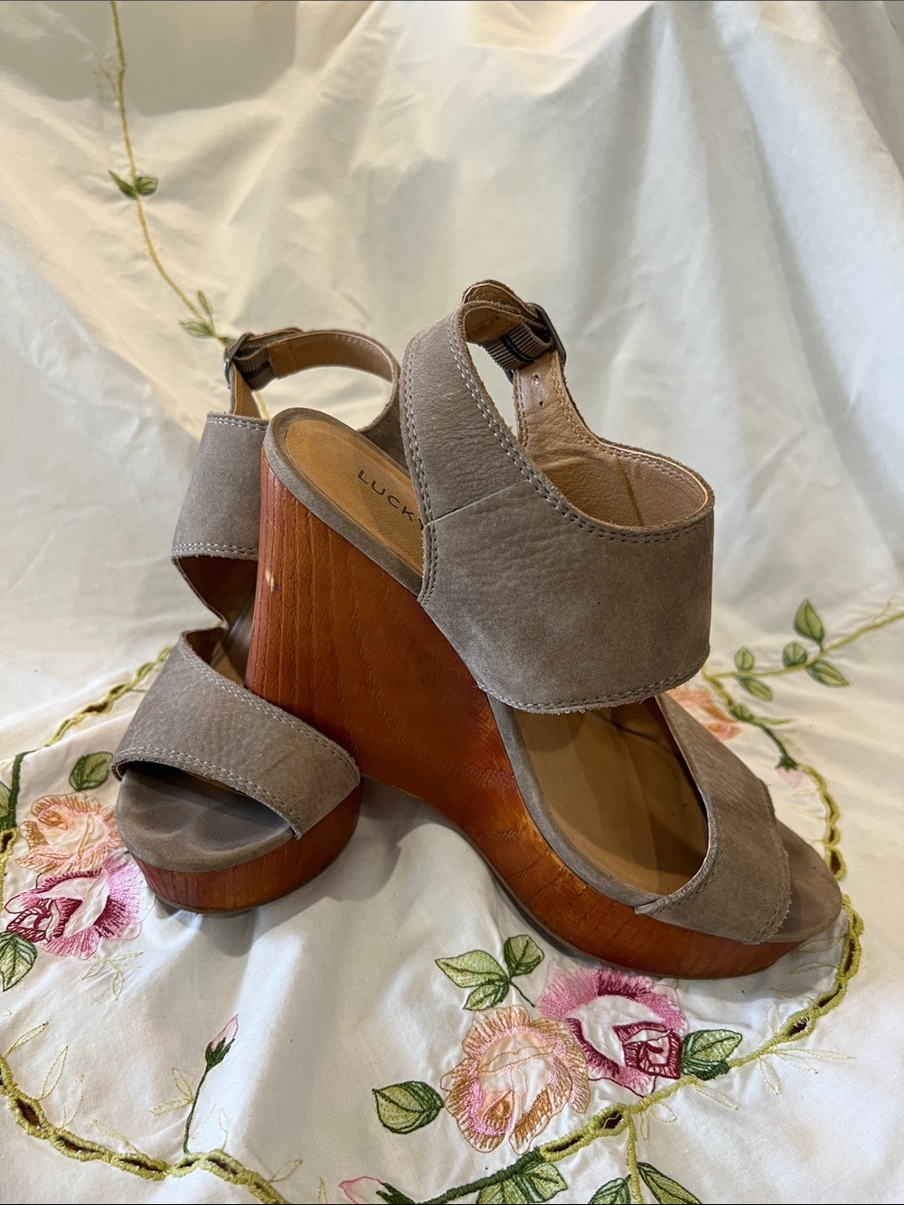 Lucky Brand Taupe Suede Wedge Sandals with Wood Platform Sz 7.5